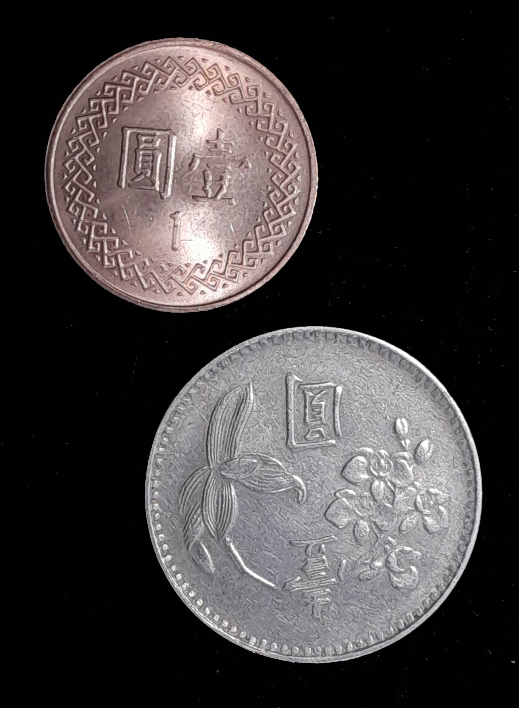 China Taiwan 1 Yuan 1977 (66) y 1981 (70) Exc Y 536 y 551